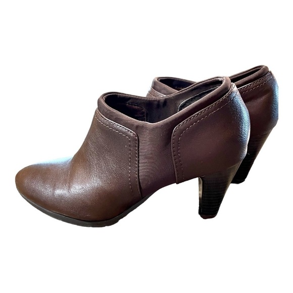 G. H. BASS & CO, BROWN ANKLE BOOTS WITH STRETCH FABRIC SIDES. SIZE 6 1/2M - Picture 1 of 6